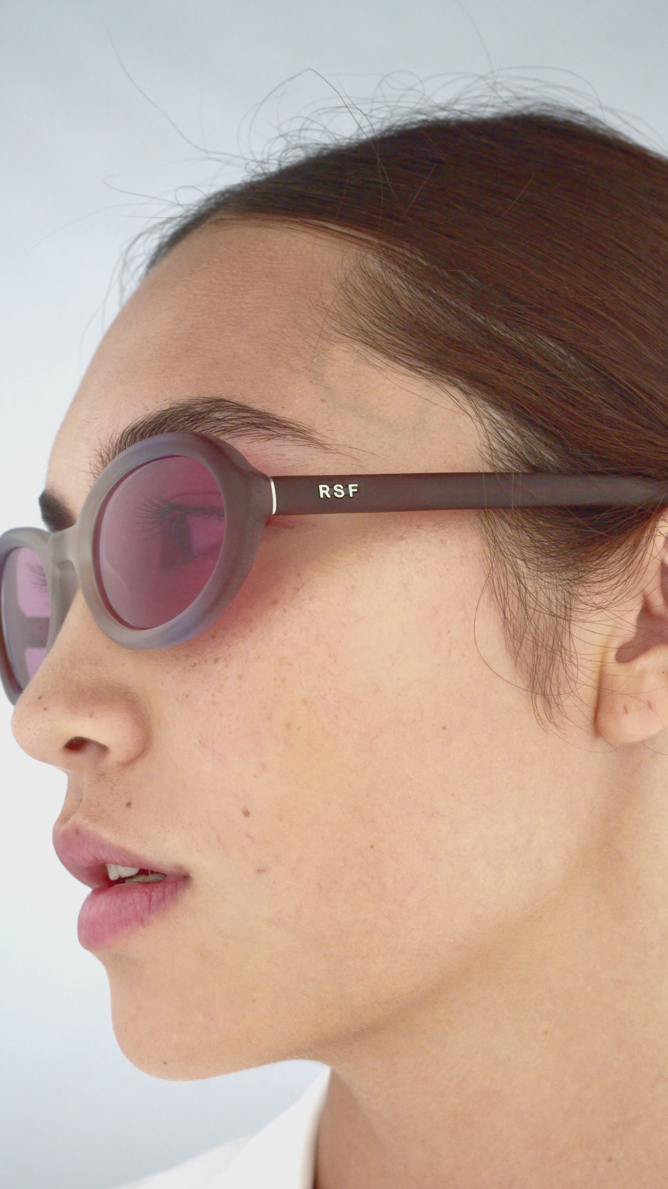 Carica video: RetroSuperFuture Cherry Side Fade 1NW