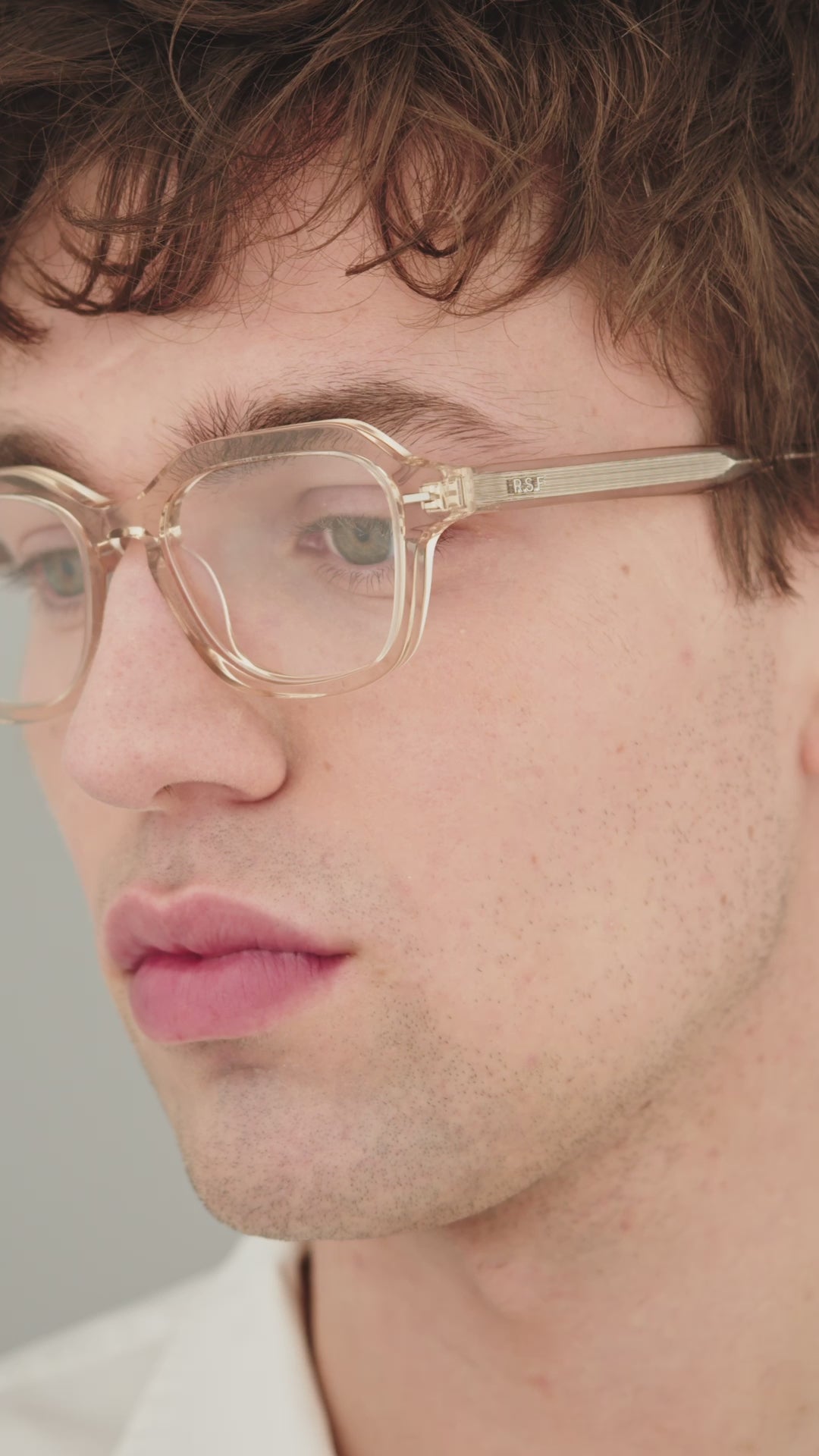 Load video: RetroSuperFuture Numero 130 Resina