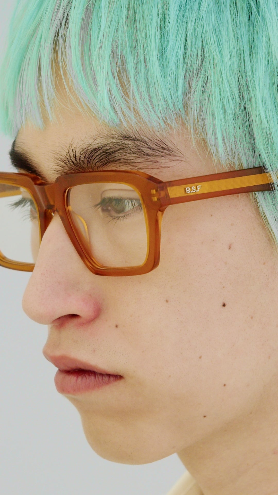 Carica video: RetroSuperFuture Numero 121 Arancione