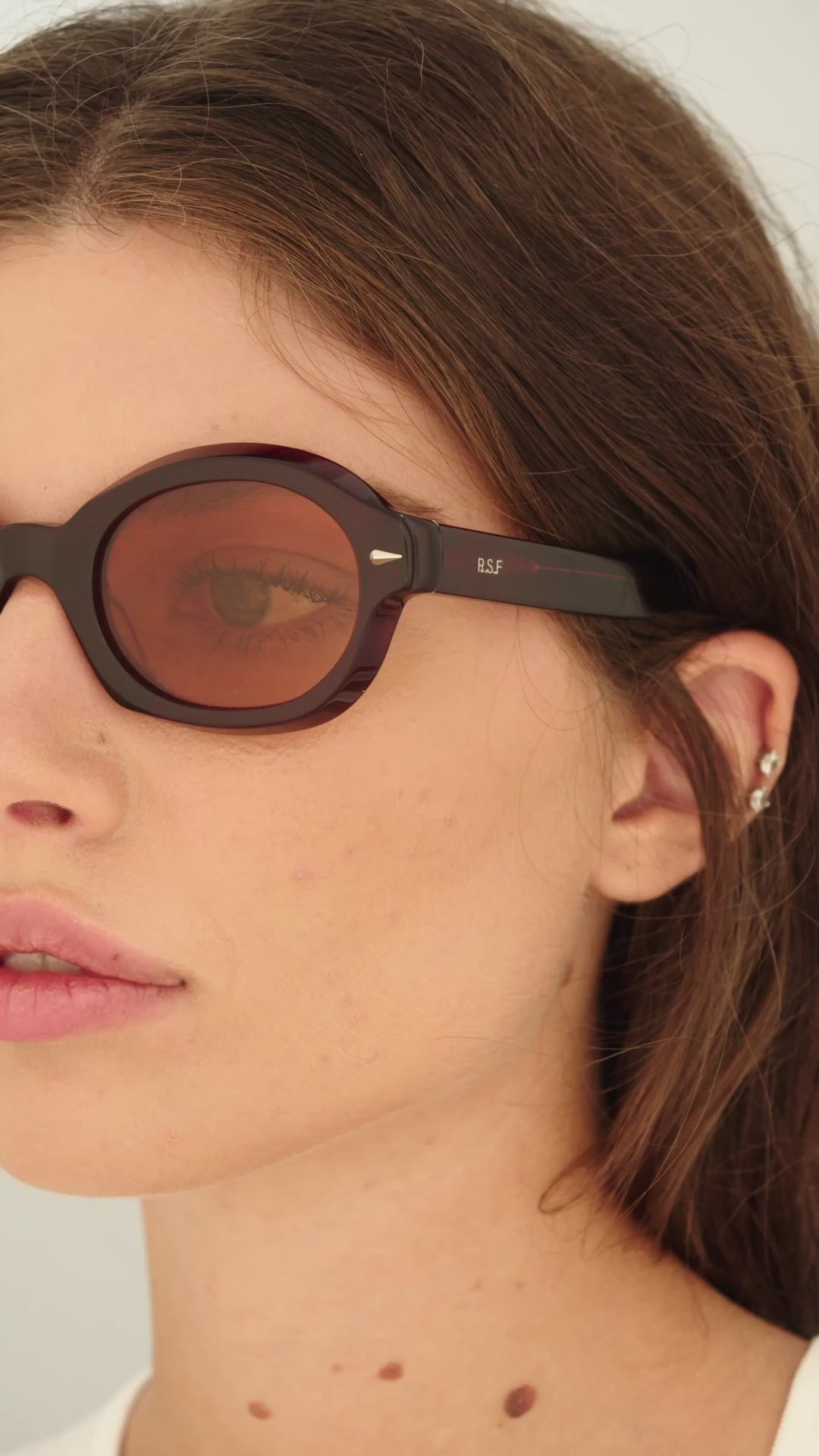 Carica video: RetroSuperFuture Marzo Distinct