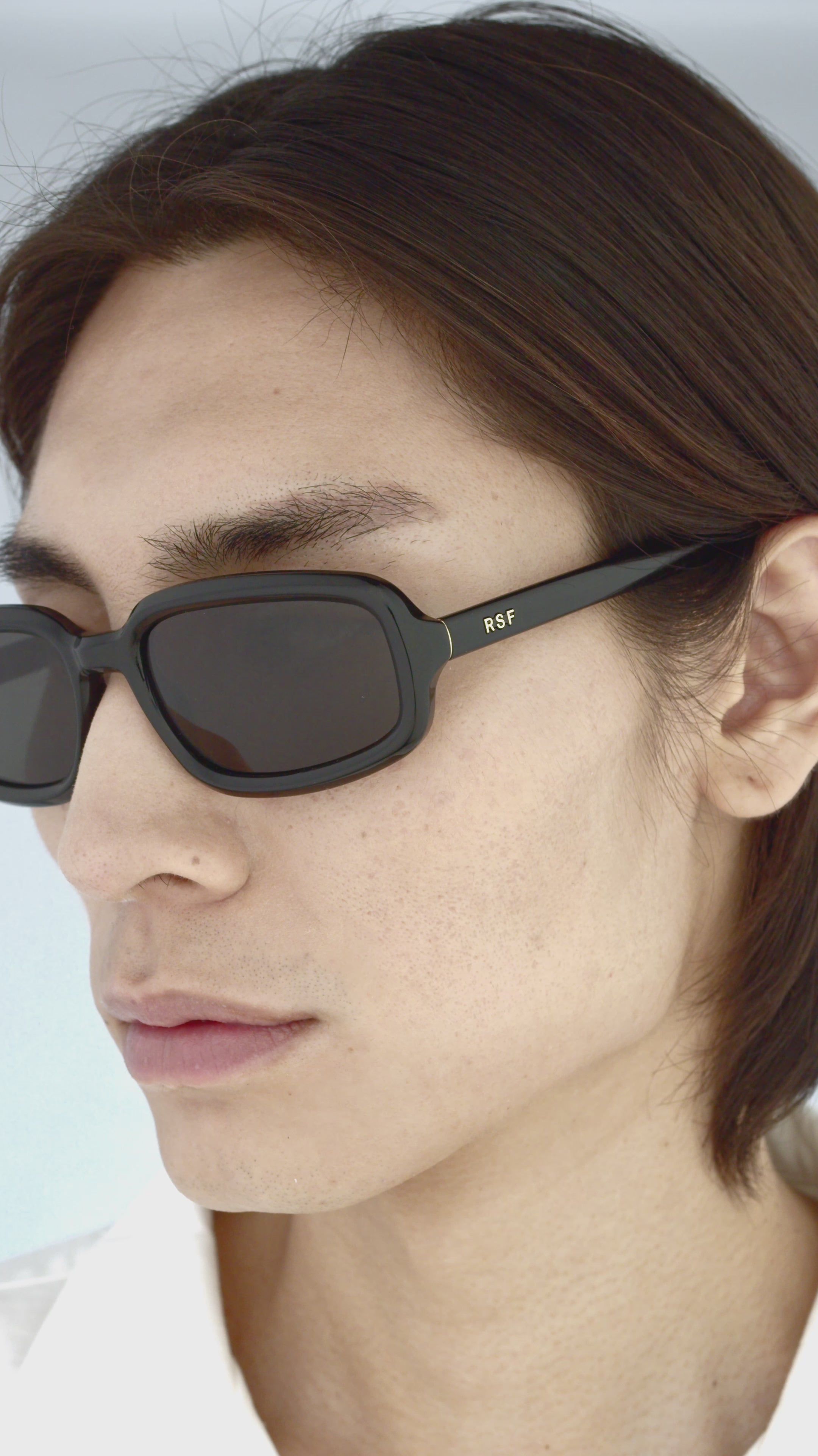 Carica video: RetroSuperFuture Troll Black 3Q6