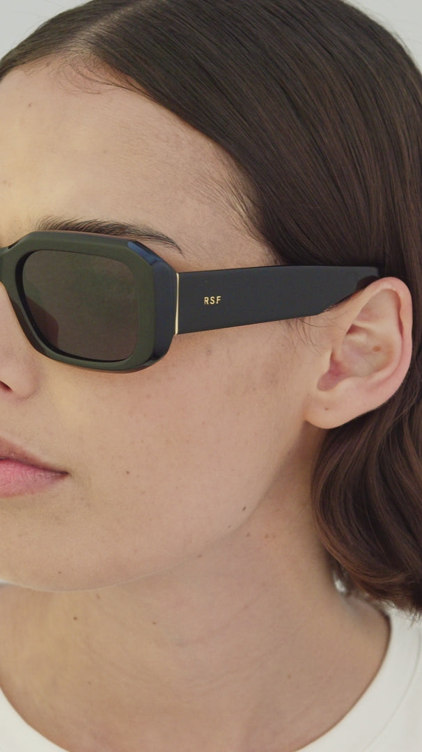 Carica video: RetroSuperFuture Sagrado Nero