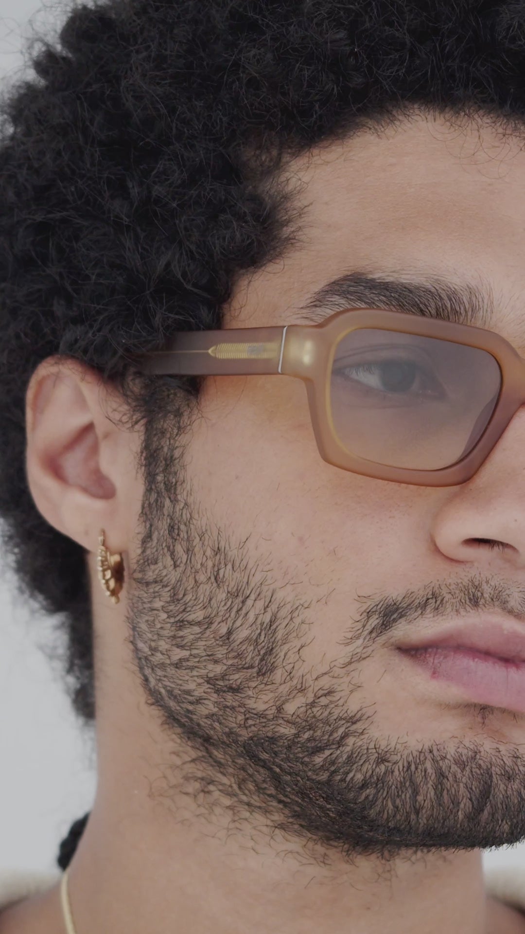 Video laden: RetroSuperFuture CARO - Matte Yellow Fade