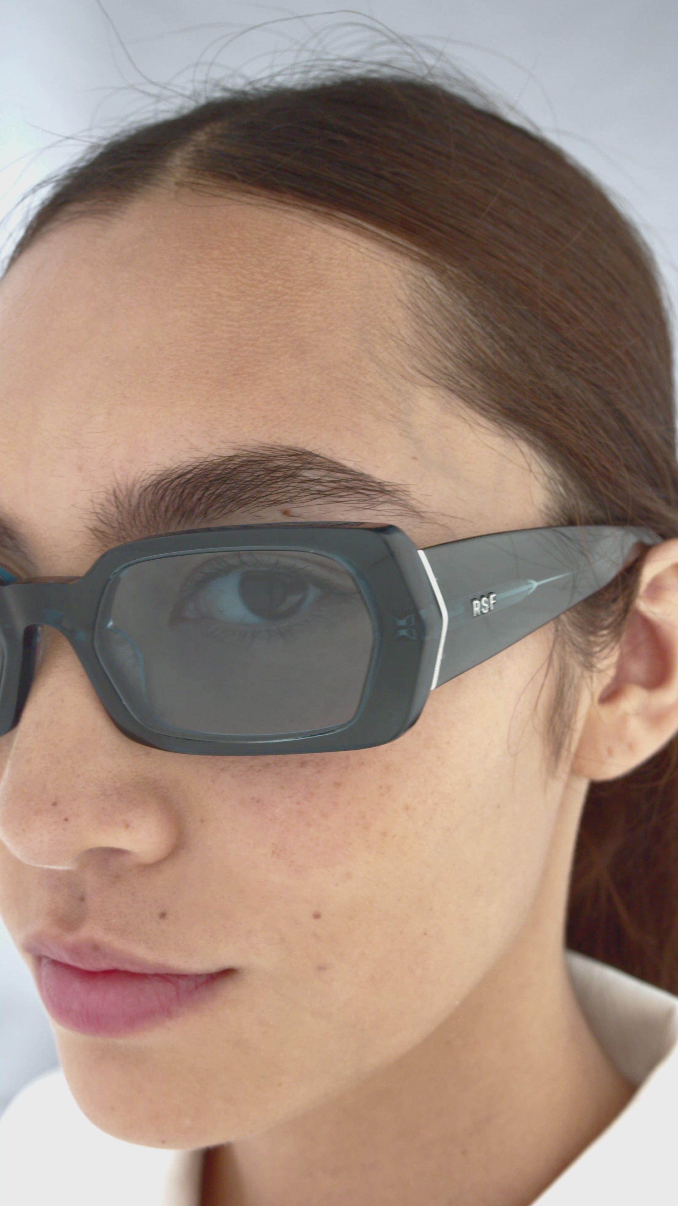 Carica video: RetroSuperFuture L&#39;Altro Teal VX3