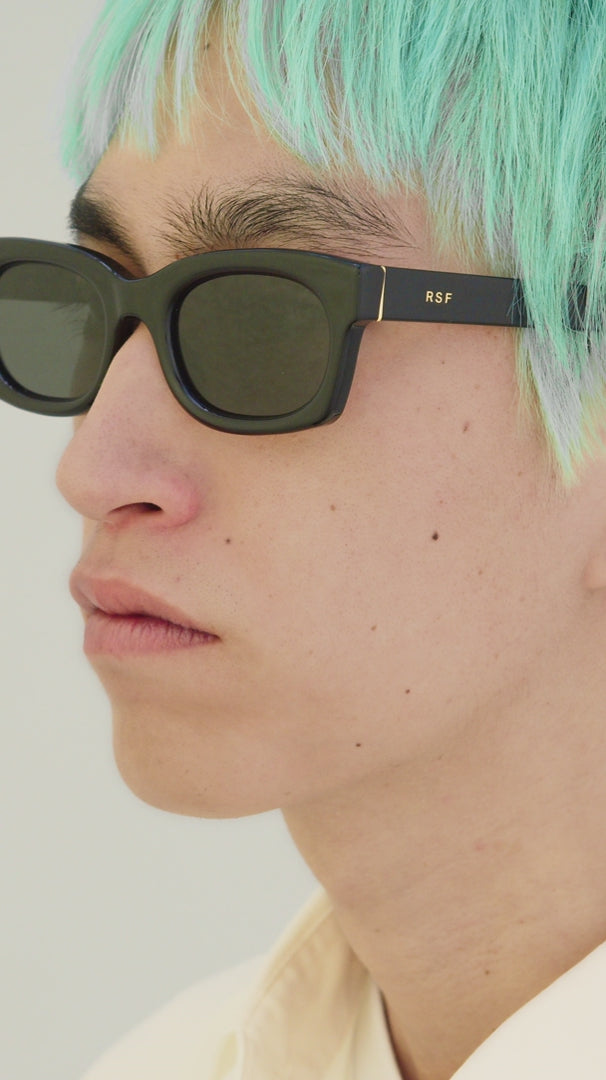 Carica video: RetroSuperFuture Ambos Black