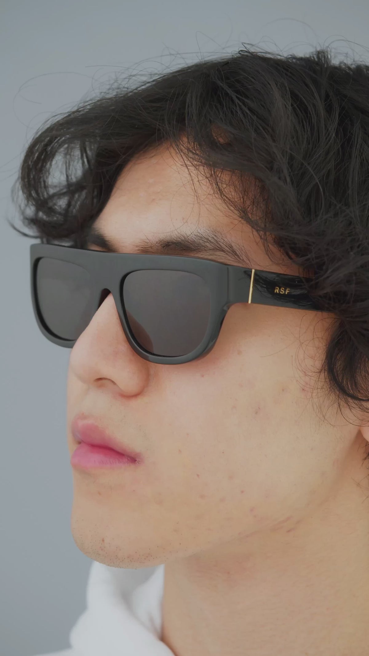 Carica video: RetroSuperFuture Serioso Black P7D